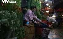 Vẻ "đìu hiu" hiếm thấy ở chợ hoa lớn nhất Hà Nội: "Ngủ một giấc dậy vẫn chưa có khách hỏi"