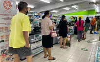 Số ca tử vong vì COVID-19/ngày cao kỷ lục, Singapore kéo dài lệnh giãn cách thêm 1 tháng