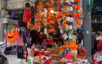 Phố Hàng Mã "rón rén" mở cửa mùa Halloween