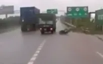 Xe máy phóng nhanh gặp nạn vì tránh xe tải vượt ẩu