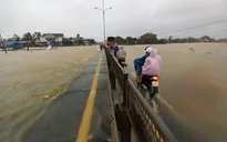 Quảng Nam: Quốc lộ 1A bị ngập, xe cộ đi lại khó khăn