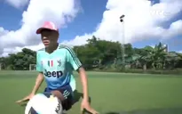 Chàng trai không chân chơi đá bóng bằng nghị lực