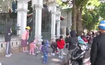 Người dân Hà Nội ra đường dạo mát cuối tuần, hầu hết có ý thức phòng dịch