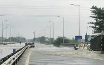 Đường phố biến thành sông, người dân ra đường bắt cá