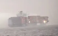 Tàu container bốc cháy ngoài khơi Canada