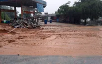 Sạt lở bất ngờ ở huyện Nam Trà My, nhiều hộ dân phải sơ tán