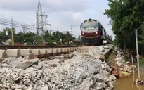 Các tỉnh miền Trung giải cứu người gặp nạn, khắc phục tuyến đường bị sạt lở do mưa lũ