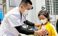 Bé gái 8 tuổi bị sốc phản vệ sau khi ăn mì tôm