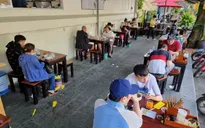 Người dân TP Hồ Chí Minh hồ hởi đi ăn ngoài hàng trong ngày đầu mở trở lại