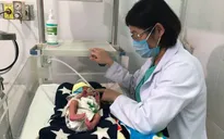 Bé sơ sinh bị bỏ rơi tím tái ven đường may mắn được cứu sống