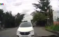 Ô tô đi lấn đường, cản trở giao thông