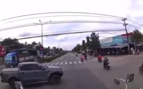 Xe bán tải "cướp đường" suýt gây tai nạn