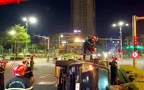 Cứu sống tài xế xe tải bị lật