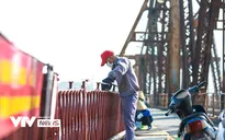 Cầu Long Biên đang được “khoác áo mới”