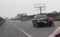 Tài xế ô tô tông 2 người thương vong rồi bỏ chạy, kéo lê xe máy hàng km