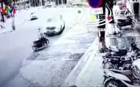 Xế hộp vào cua mất lái tông văng người phụ nữ đi xe máy