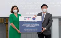 Bộ Y tế tiếp nhận thêm 300.000 liều vaccine COVID-19 và trang thiết bị chống dịch từ Australia