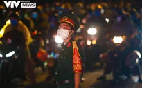 Lực lượng chức năng Hà Nội xuyên đêm túc trực hỗ trợ, đón dẫn người dân về quê