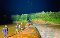 Giăng dây cứu 3 người mắc kẹt hơn 15 giờ giữa dòng nước xiết