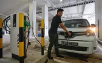Singapore dùng “cây gậy và củ cà rốt” hướng tới phổ cập xe điện