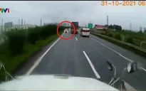 Xe ô tô liều lĩnh đi ngược chiều trên cao tốc
