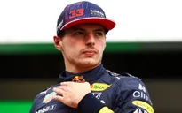 Max Verstappen bị phạt vì … sờ vào xe đối thủ