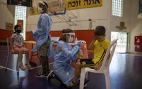 Israel tiêm vaccine ngừa COVID-19 của Pfizer-BioNTech cho trẻ từ 5-11 tuổi