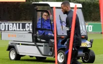 Louis Van Gaal sẽ ngồi xe lăn chỉ đạo ĐT Hà Lan