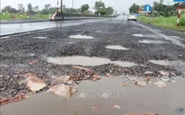 Khẩn trương sửa chữa mặt đường hư hỏng trên Quốc lộ 1 qua Phú Yên