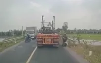Vượt ẩu không quan sát, hai người đi xe máy suýt nằm dưới gầm xe tải