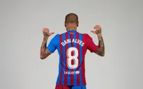 Dani Alves sẽ mặc số 8 của Iniesta tại Barcelona