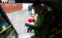 Người dân Hà Nội thích thú với xe lưu động "đi từng ngõ, gõ cửa từng nhà" làm CCCD gắn chip