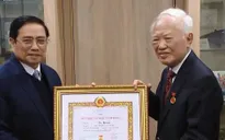 Trao huy hiệu 60 năm tuổi Đảng cho Nguyên Phó Thủ tướng Vũ Khoan