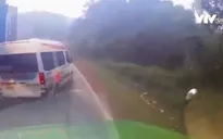 Xe khách vượt ẩu bị hất văng vào vệ đường rồi lật nghiêng