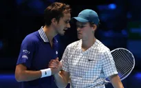 ATP Finals | Daniil Medvedev giành chiến thắng kịch tính trước Jannik Sinner