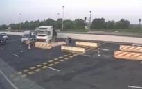 Mất lái, xe đầu kéo gây tai nạn liên hoàn trên cao tốc Hạ Long - Hải Phòng