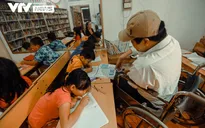 Người thầy khuyết tật "cõng" chữ về làng theo cách riêng biệt: Khi sống là cho, chết cũng là cho