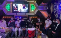 Bất chấp lệnh cấm, chủ quán karaoke vẫn đón khách vào hát