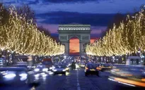 Thắp sáng Đại lộ Champs Élysées, mùa Giáng sinh 2021 tại Pháp chính thức bắt đầu