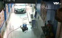 Phun nước rửa sân, 2 người bị điện giật