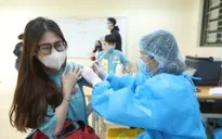 Ảnh: Học sinh Hà Nội đến trường tiêm vaccine phòng COVID-19
