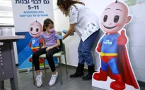 Tiêm vaccine cho trẻ em: Trọng tâm trong chiến lược đối phó với COVID-19 của Israel