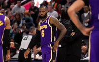 Lebron James vẫn đóng góp cho Lakers dù bị cấm thi đấu
