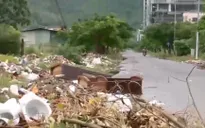 Nha Trang: Vỉa vè nát bươm trở thành bãi tập kết rác