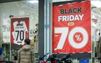 Giảm giá “sập sàn” ngày Black Friday, phố mua sắm vẫn vắng khách
