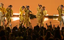BTS "đốt cháy" sân vận động Sofi của Mỹ