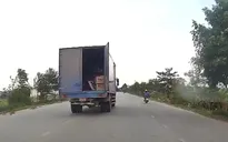 Nguy hiểm chực chờ khi xe tải quên đóng cửa thùng chở hàng