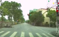 Vượt đèn đỏ, đâm trực diện xe đi đúng luật