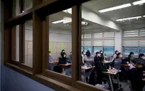 Hàn Quốc mở trung tâm cách ly cho học sinh mắc COVID-19 tham gia thi đại học