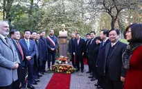 Thủ tướng Phạm Minh Chính dâng hoa tưởng nhớ Bác Hồ, thăm "không gian Hồ Chí Minh" tại TP Montreuil